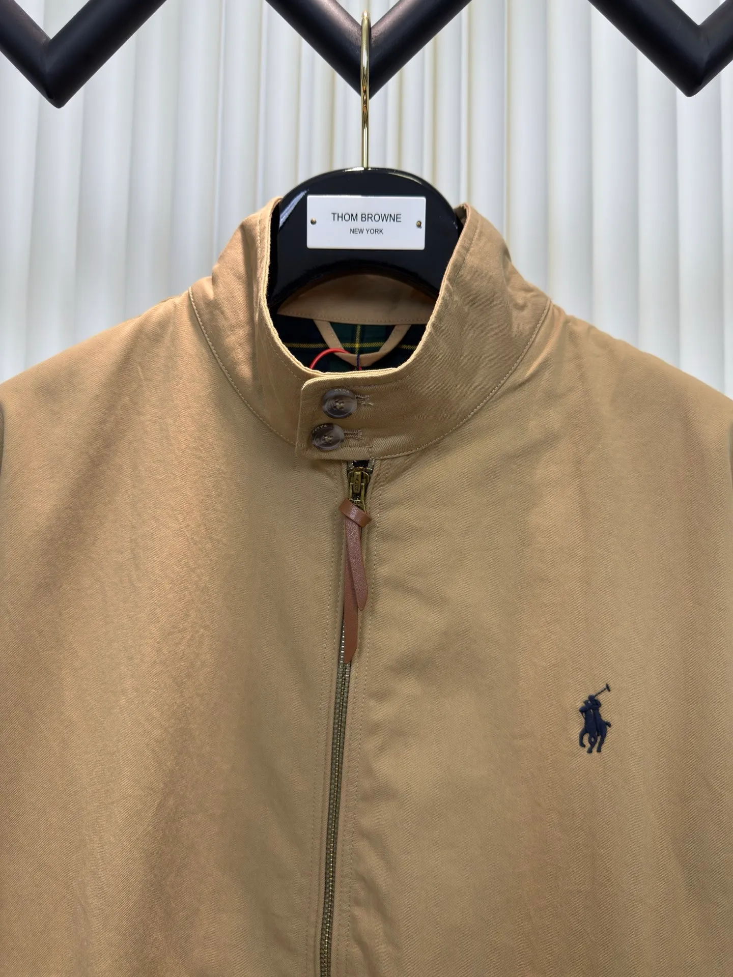 P560 Ralph Lauren embroidered zipper jacket, custom-made fine cotton twill elegant fabric, with khaki as the background color, and exquisite pony logo embellishment, with an atmosphere of freedom and vitality, injecting the soul charm of the brand.  Using imported machine embroidery technology, advanced computer control systems and precision mechanical components are used to achieve the iconic pony embroidery operation.  The template machine opens the bag, and the preset template guides the position, shape and size of the bag. The accuracy ensures the quality of the bag opening effect. Infrared positioning cutting machine. The infrared transmitter and infrared receiver are used to achieve precise positioning of the material, and the accuracy can reach the micron level, thereby meeting the effect of high-precision cutting of plaid alignment. Size: s m l xl